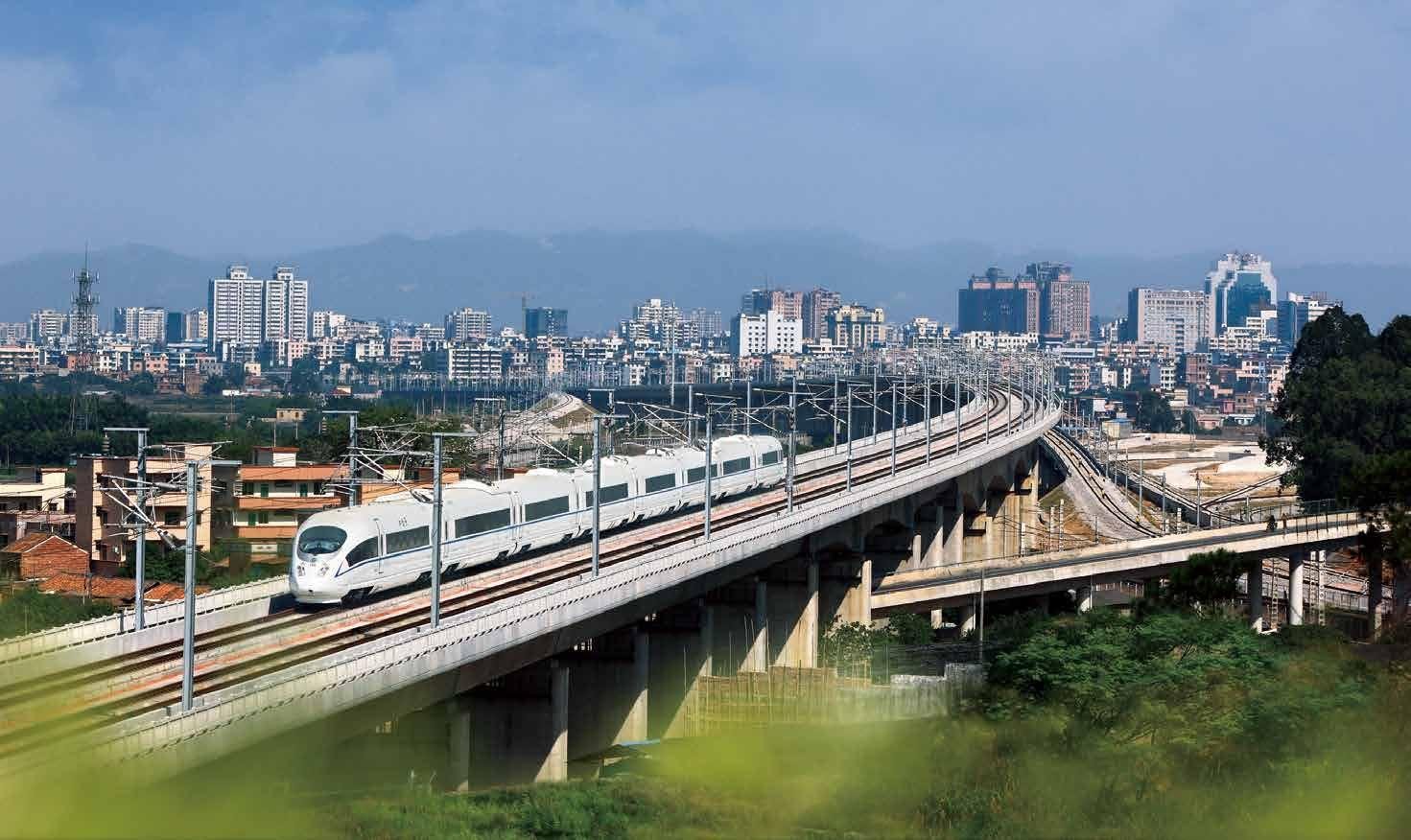 Tren de alta velocidad sobre viaducto