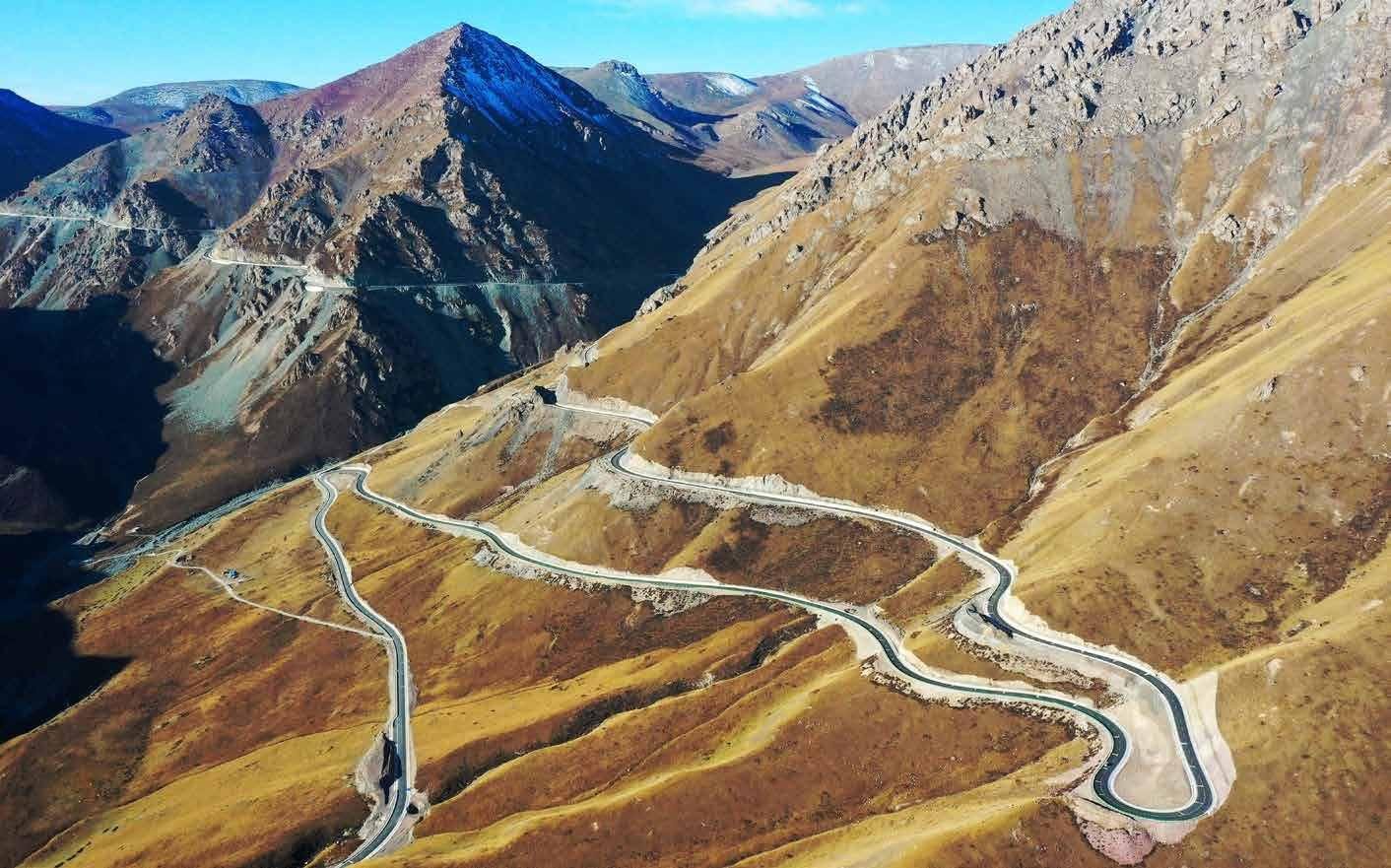 Carretera G213 en la cordillera Qilian